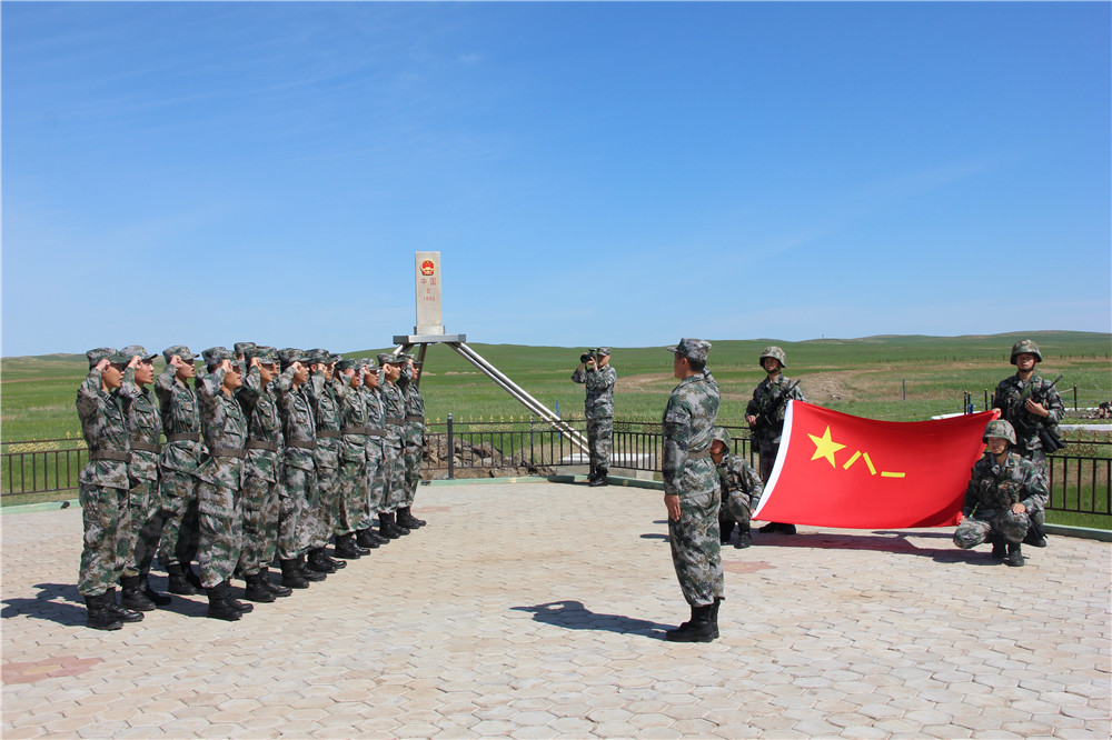 北部戰區陸軍某邊防旅一連戰士重溫軍人誓詞.