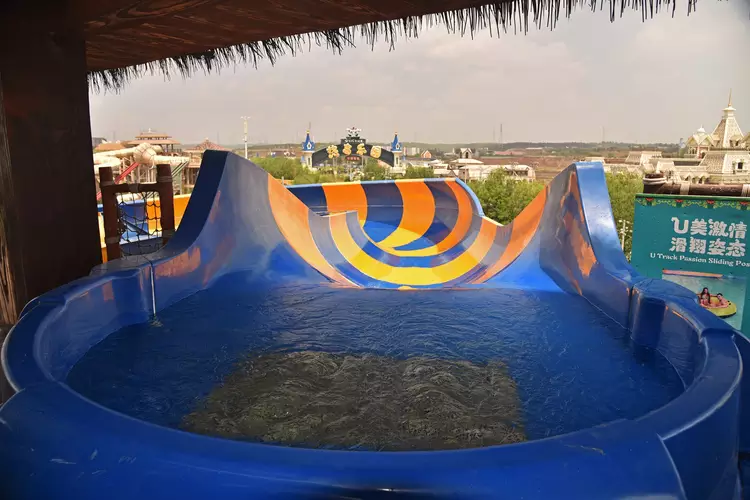 戏水冲浪过山车东北最大的游乐场沈阳热高乐园燃爆你的激情