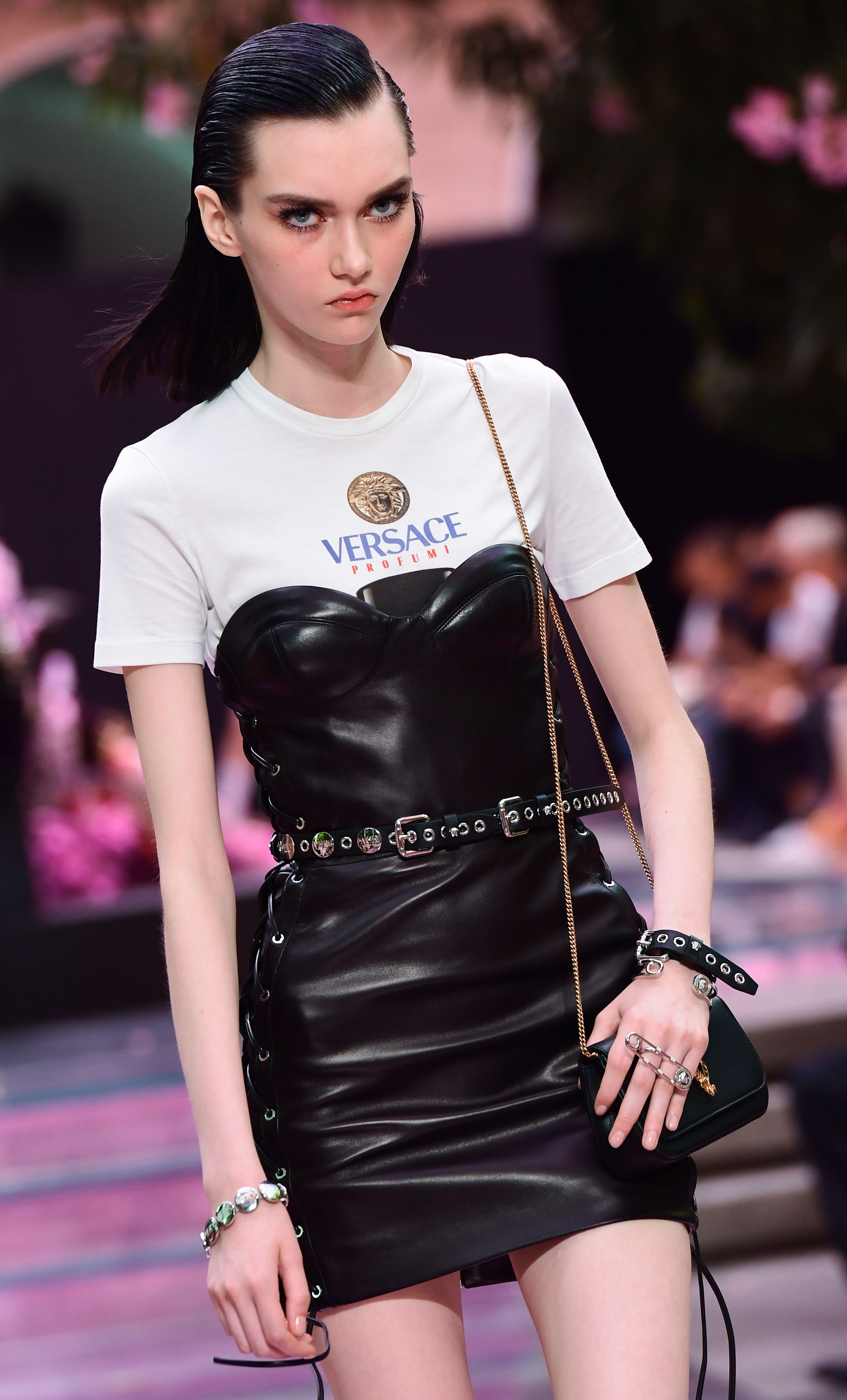 外代,2019年6月16日6月15日,在意大利米兰男装周上,模特展示范思哲