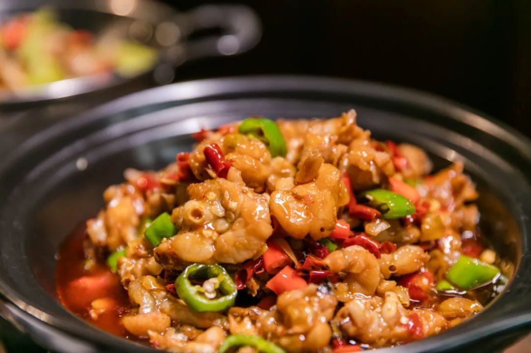 香辣跳跳蛙真的强烈推荐,他家的牛蛙,个个肥美健硕,现杀现做,力保新鲜