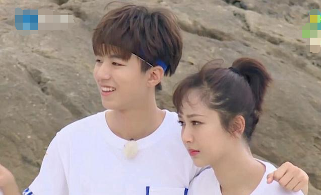 王俊凯为杨紫拎包拍美照好绅士一男的