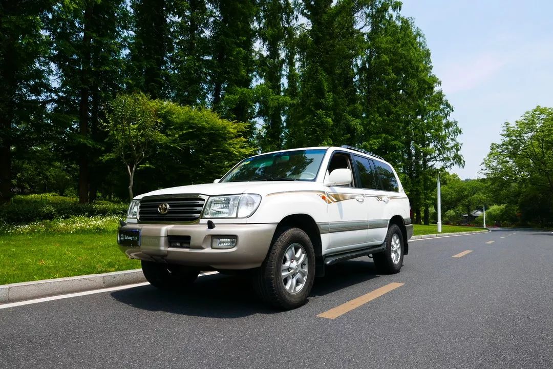 其前脸非常简洁,4700 vx-r vip顶级版本的车型,而眼前的这辆lc100则是