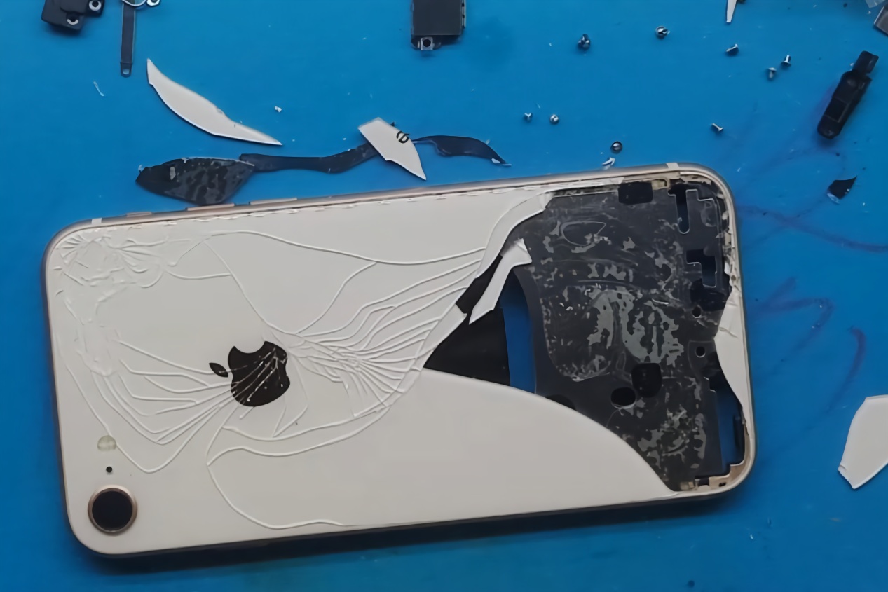 iphone8外壳摔成蜘蛛网这样修复好后不得不说完美