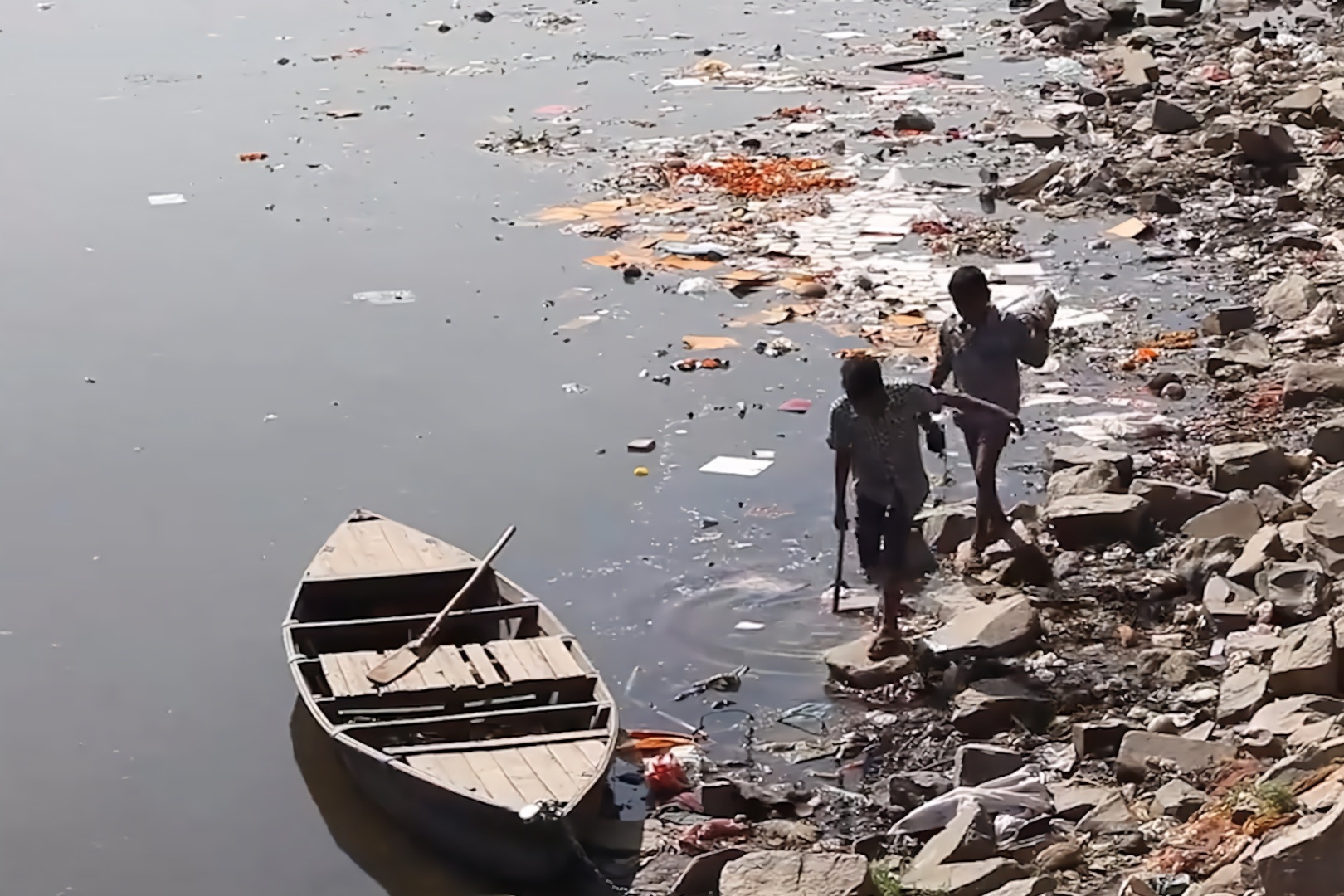 印度母亲河现状他们深爱着这条河但却不断地伤害她
