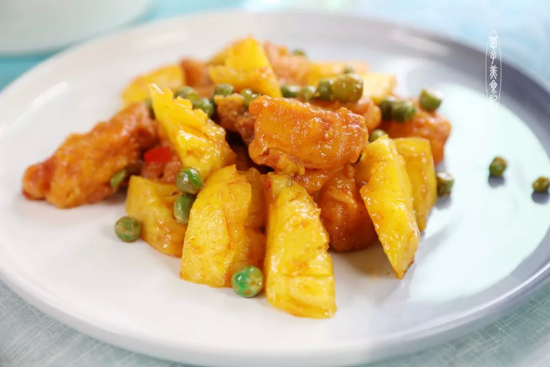 所以说这道菜其实也可以叫做菠萝鸡块,但是凤梨鸡块是比较好听的啦!