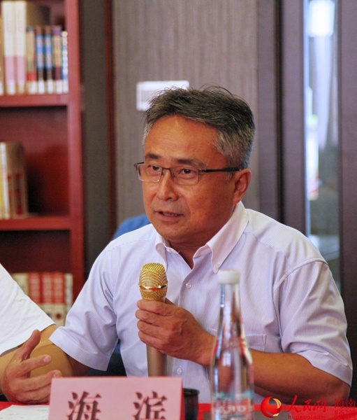 海南大学人文传播学院教授海滨读书还是要以经典为友