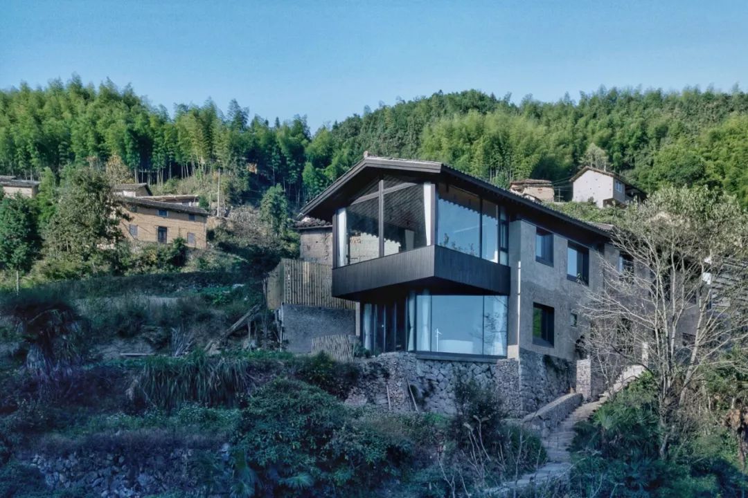 深山里的夯土老屋改造:工厂化预制与手工艺再生