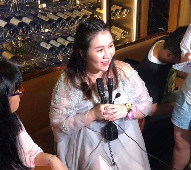 不顾预产期提前,何超盈挺"巨肚"给闺蜜当伴娘