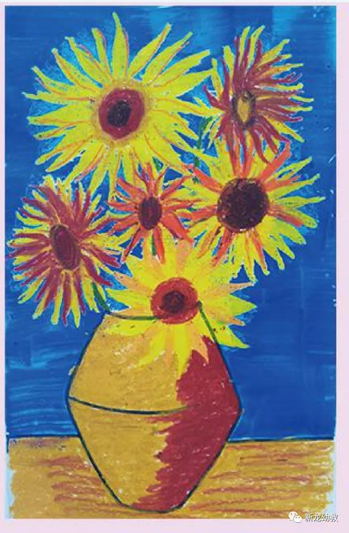 接着,用油画棒画出向日葵,然后,用记号笔在画纸上画出花瓶和台面