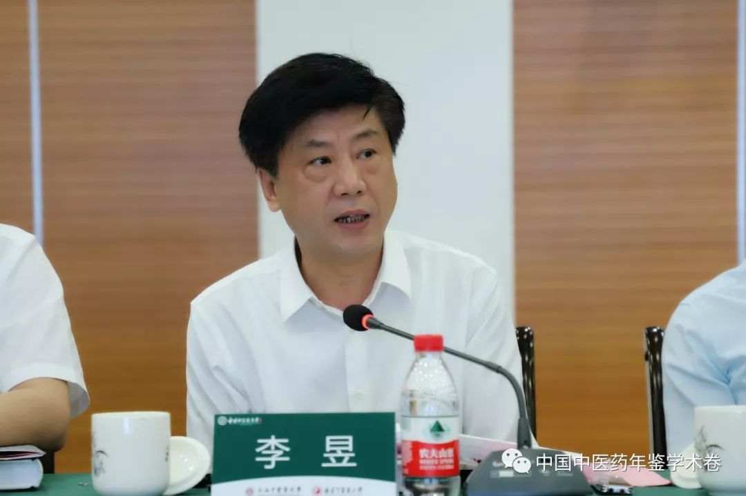 李昱 司长李昱司长表示《年鉴》是一部集聚综合性,前沿性,权威性和