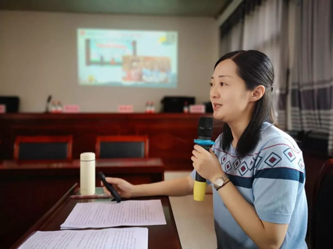 首先,陆校长以"以美育德诗意蕊春"为主题,与渔渡小学的老师们分享了