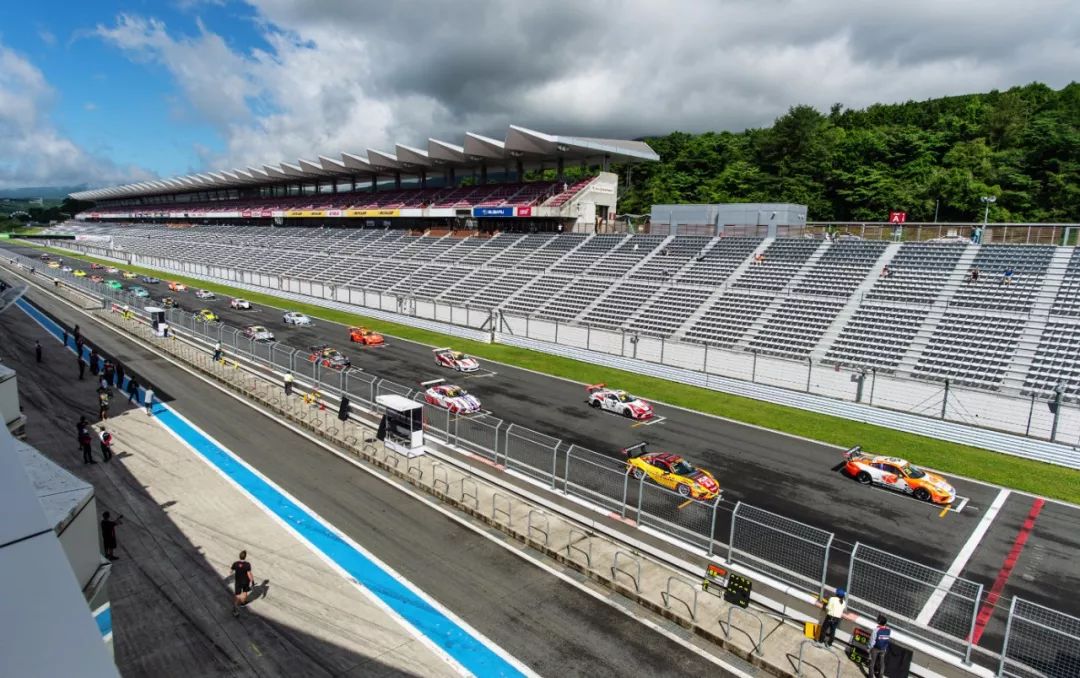 富士赛道激战锦龙车队斩获双回合亚军和季军