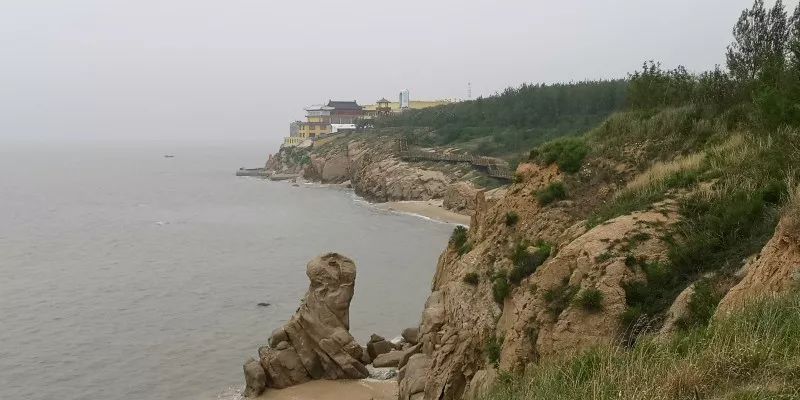 不遠處是建立在18億年海蝕景觀懸崖上的北海禪寺考察團還對營口北海