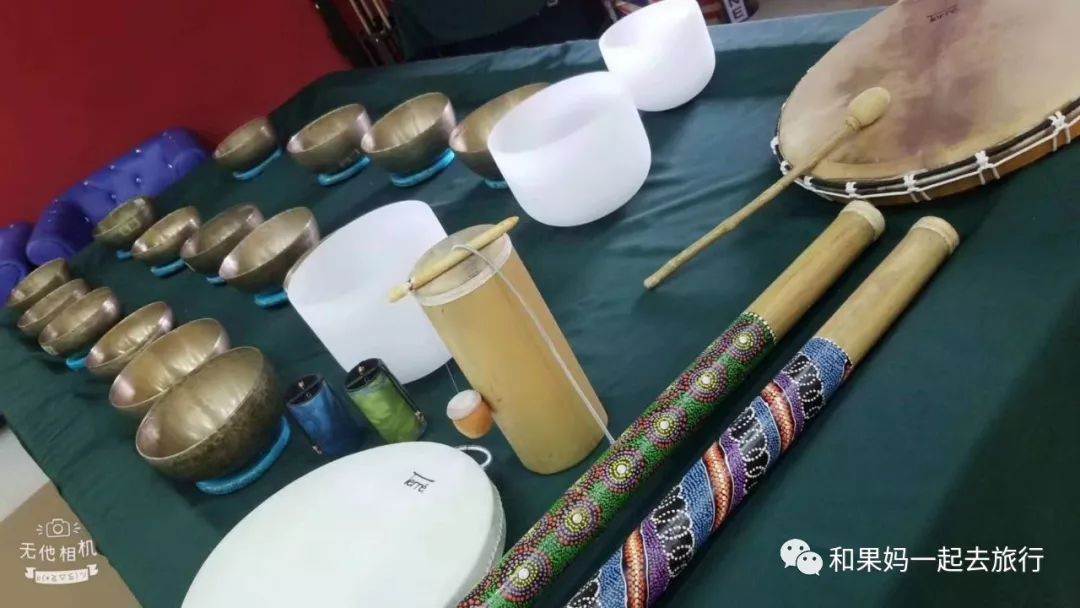 除了颂钵,很多乐器都是我第一次见到,雨棍,雷鼓,海浪鼓,蛙鸣器,萨满鼓