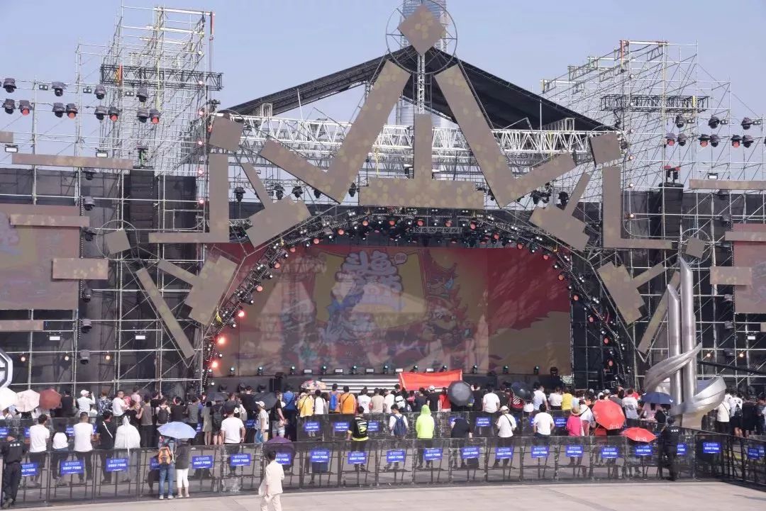 现场人山人海与大家一起热爱全开,酷玩夏日300 位主播亲临现场4大舞台