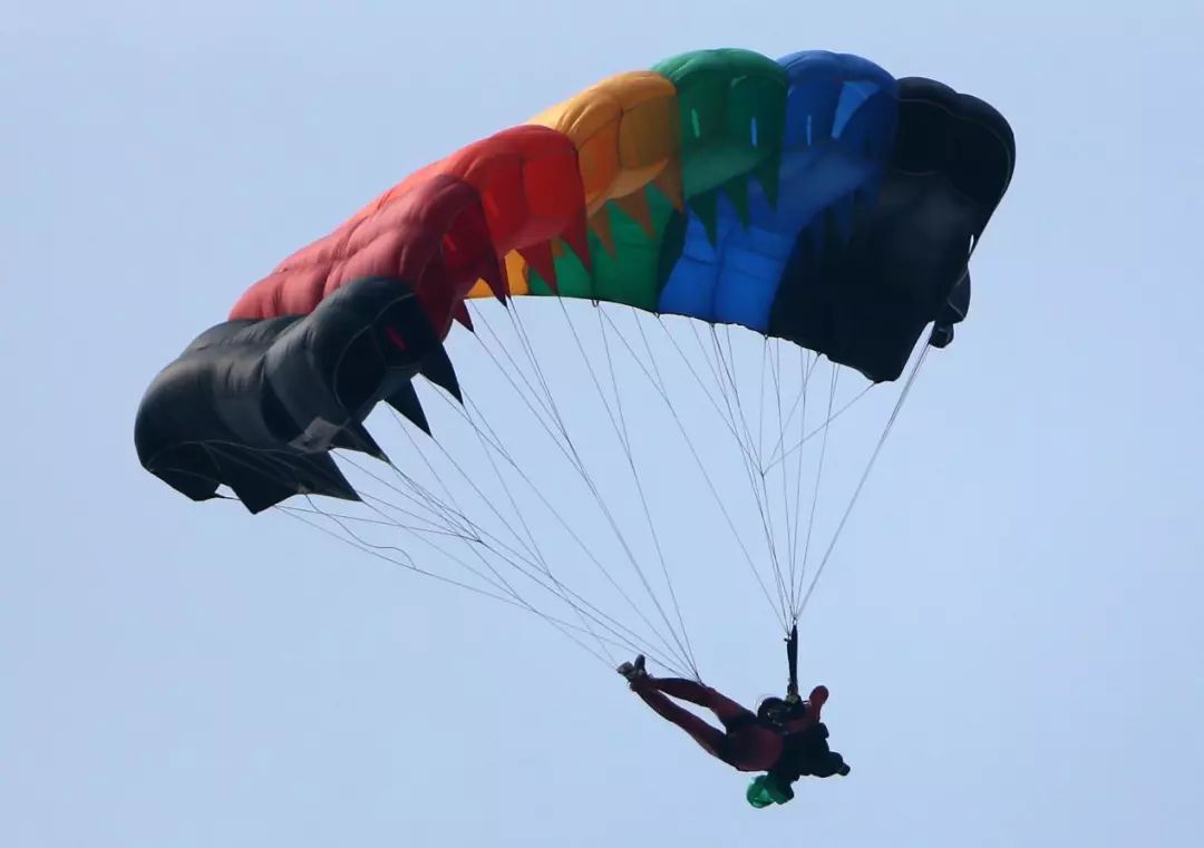 汉南通航机场炫酷飞人从天而降