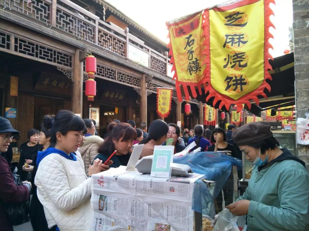 美食街争相购物