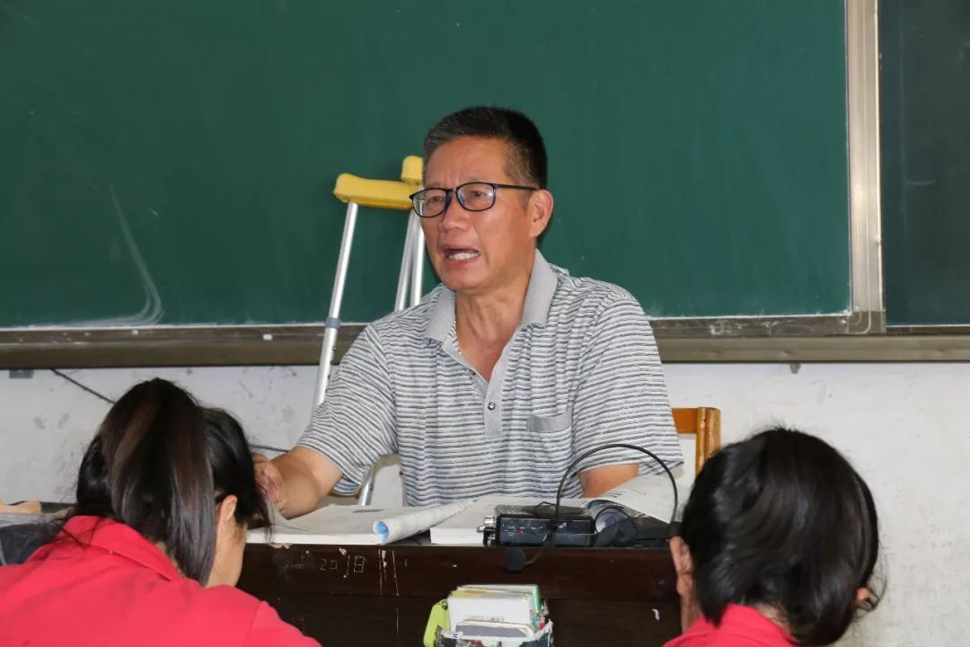 亲切的关怀殷切的希望副县长乔东涛莅临郏县一高看望慰问带病坚持工作