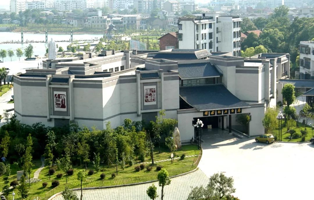 齐白石纪念馆位于湘潭市区白马湖畔,白石公园北侧