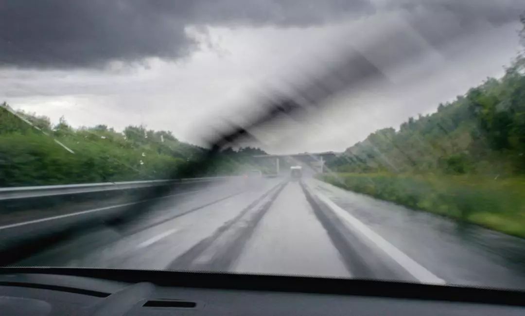 雨天行車視線看不清七招解決雨季開車煩惱