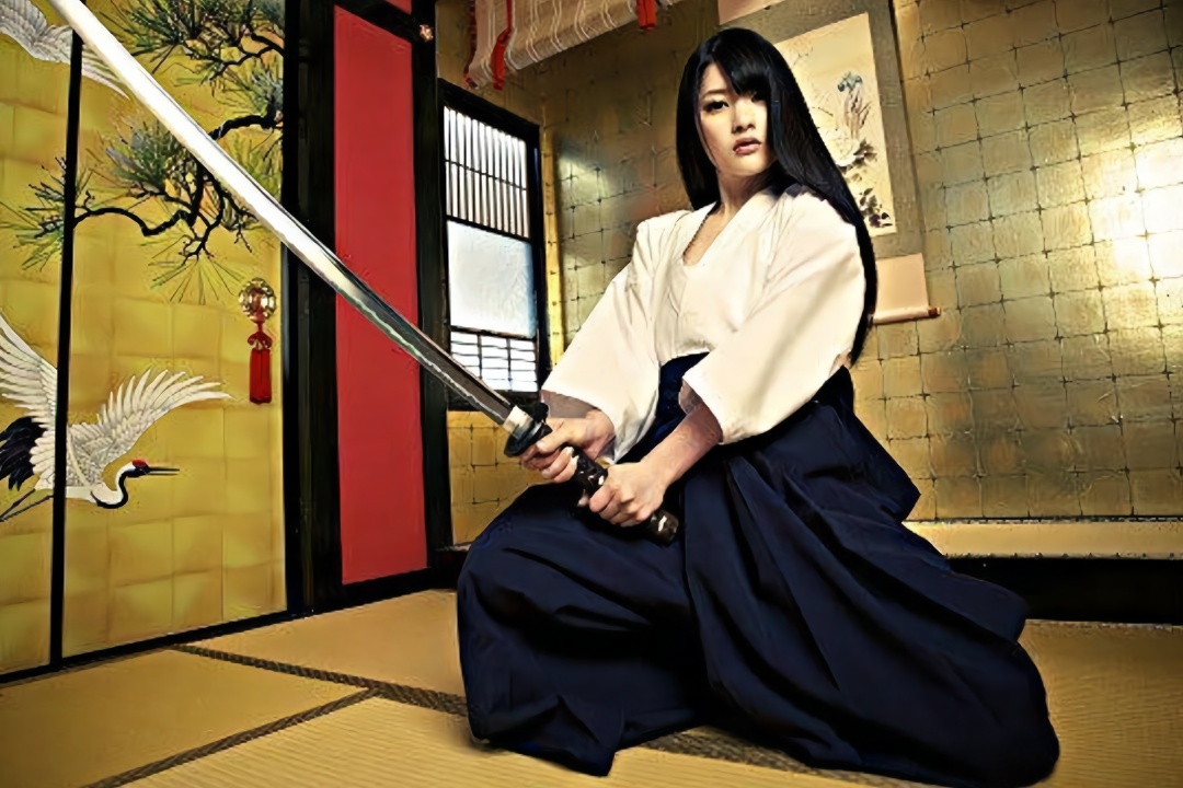 合气道修炼的漂亮女孩精彩合气道展示