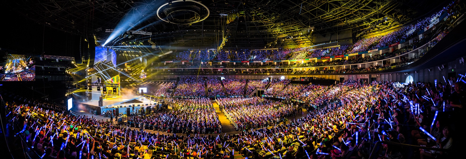 黄子韬上海演唱会燃爆全场 粉丝强势应援感性落泪