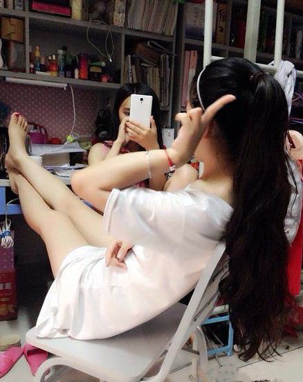 搞笑gif:其实女生真实的样子并不是照片上所表达出来的