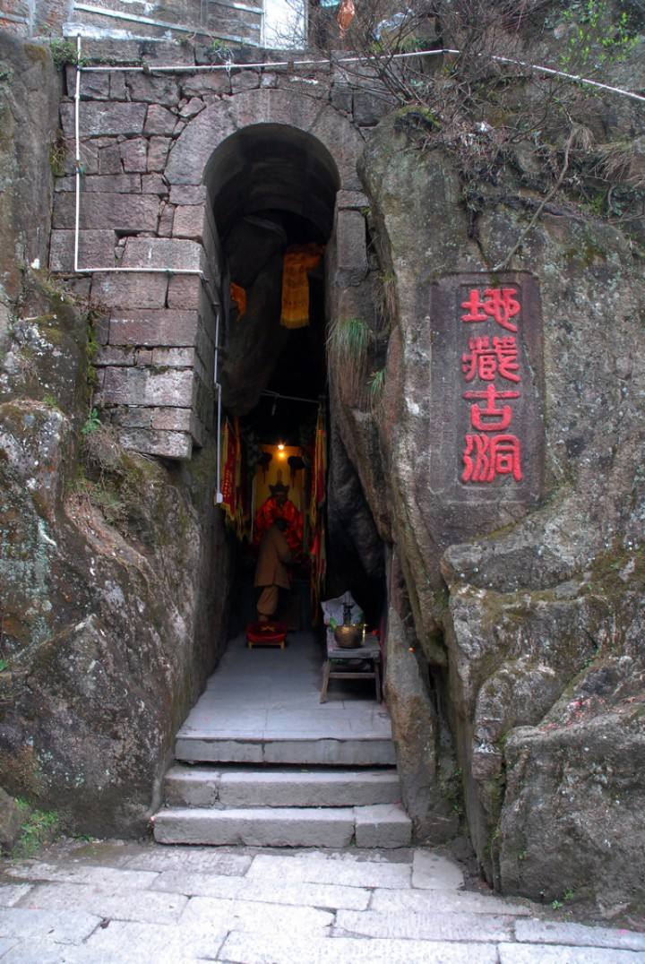 九华山的千年古刹,肉身宝殿保存着一位唐代朝鲜高僧真身