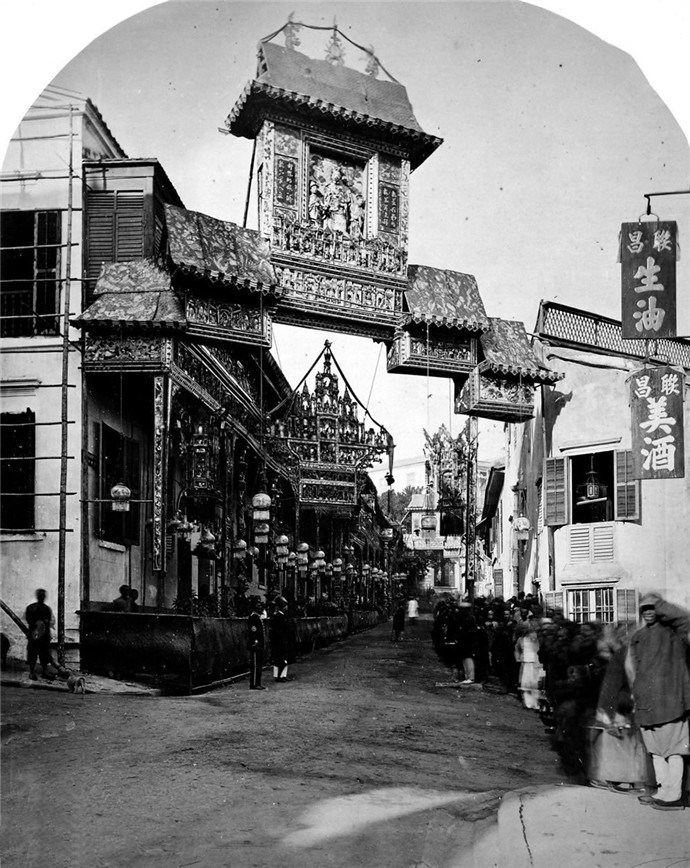 十九世纪末的香港皇后大道人迹罕至文咸东街商号成片