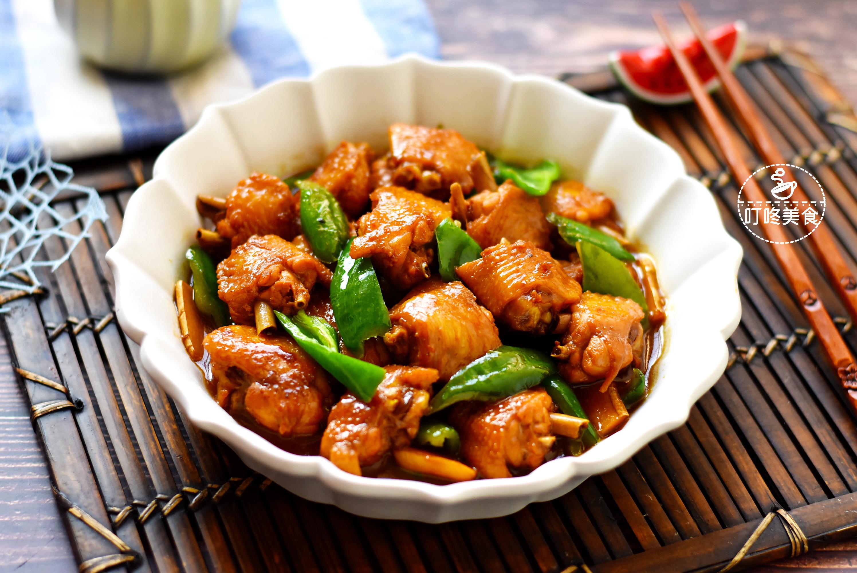 夏天,鸡翅这样吃才最美味,放入青椒一起炒,好吃到停不下筷子!