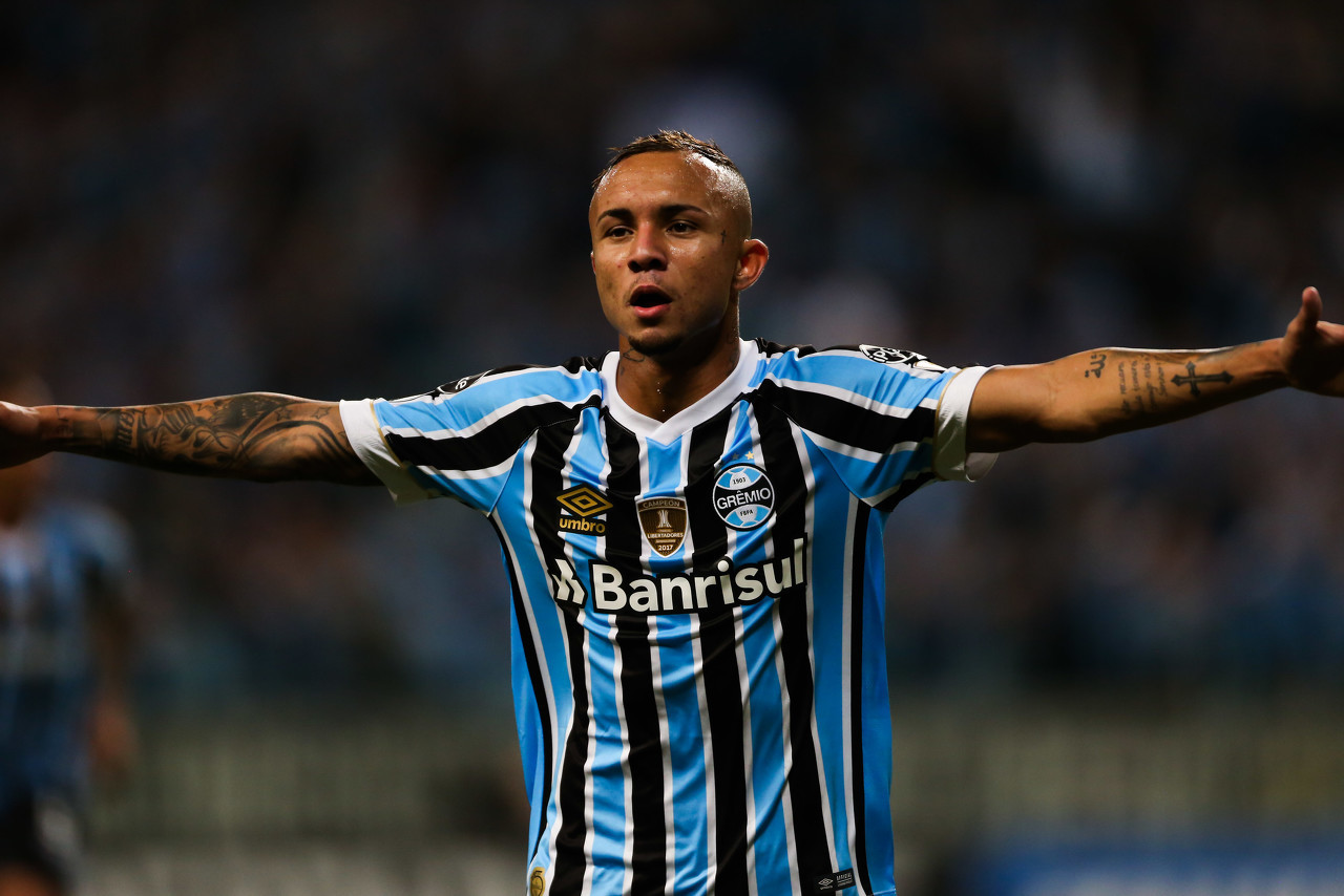 直播吧6月16日讯 根据《每日邮报》消息,23岁的巴西国脚埃弗顿在采访