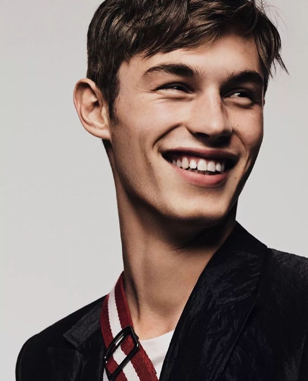 21岁的他是新生代鲜肉男模中的佼佼者