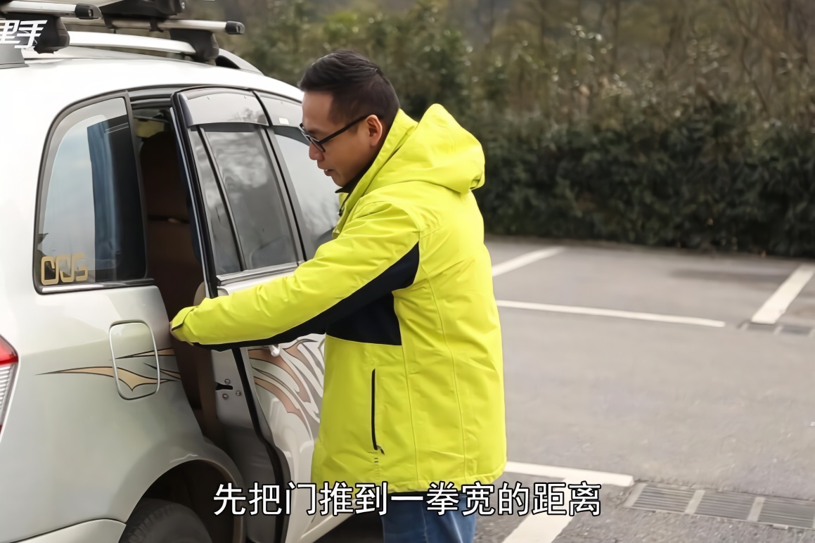 下车这样开车门车主最怕这样的人老司机教你正确的开车门方式