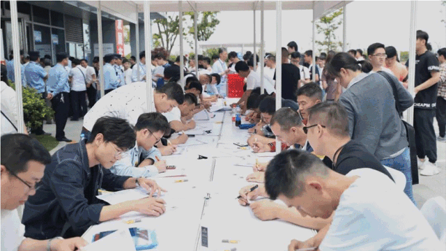 据说,本场招聘会共收到3977份简历,招聘网上当日点击量突破20430人次.