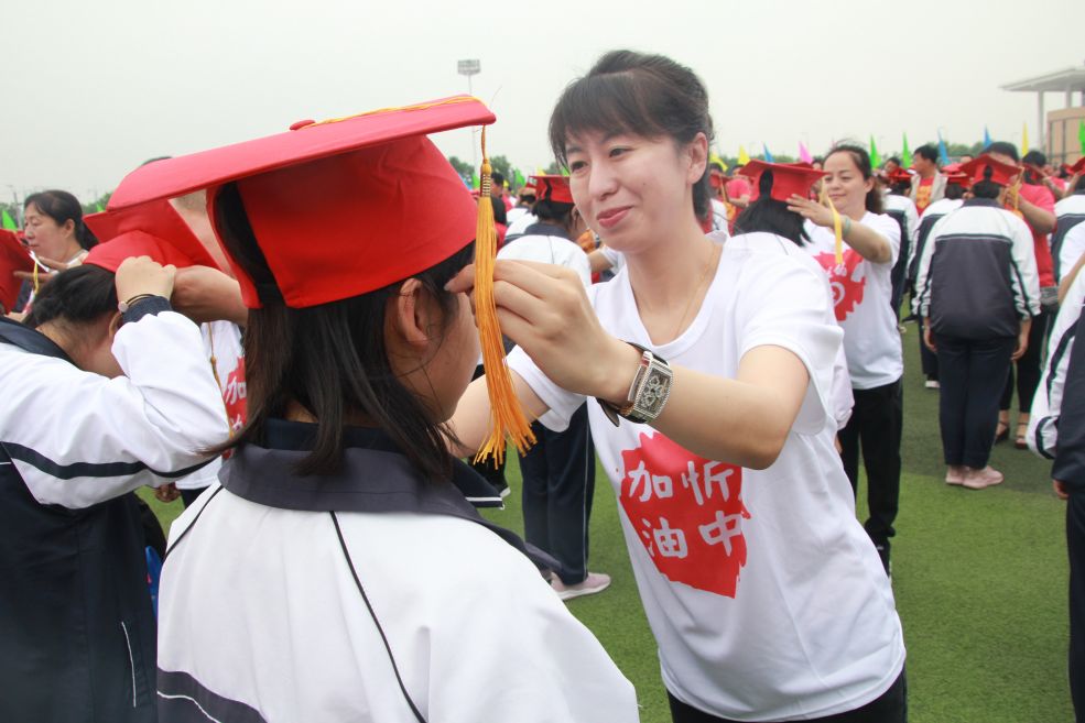 忻州高级中学隆重举行成人礼千人现场泪奔场面震撼