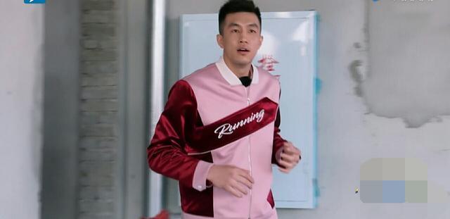 原创郭艾伦现身跑男和baby互撕名牌发生意外两人用力过猛差点亲上