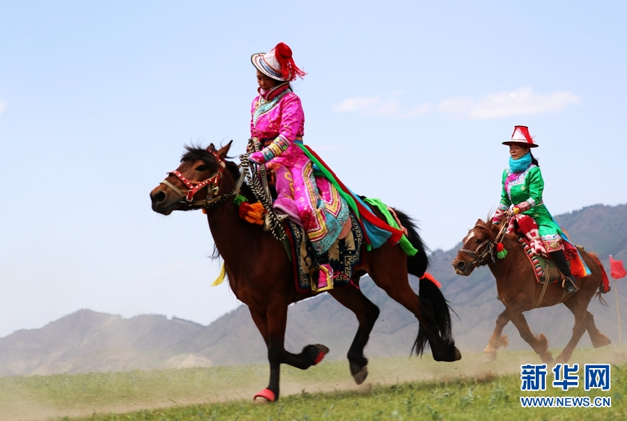 甘肃肃南:百名赛马骑手草原竞技 畅享速度与激情