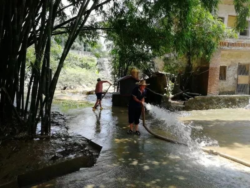 洪水过后他们忙着收拾烂摊子