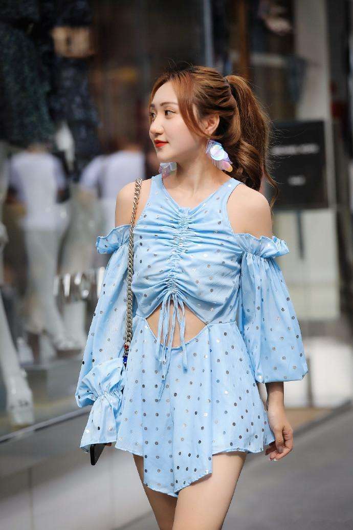 街拍性感露肩吊带连衣裙夏天穿出与众不同的美
