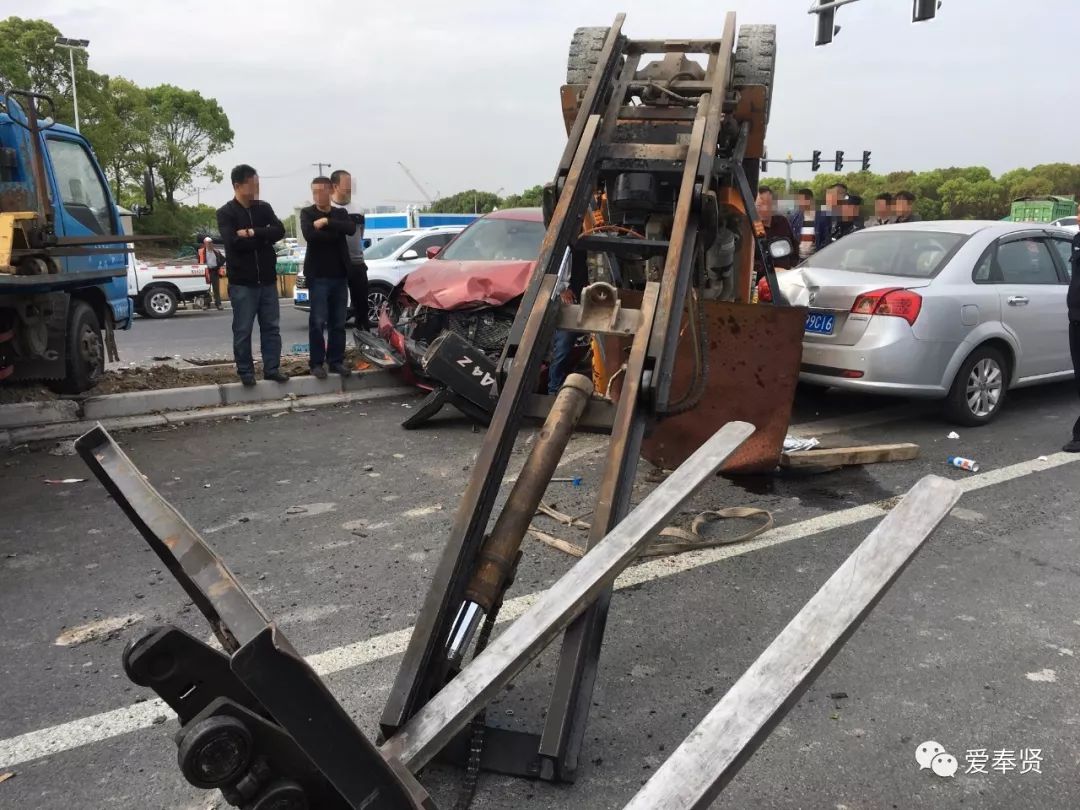 奉贤金海公路金齐路路口发生一起车祸,疑似一辆装载叉车的卡车速度过