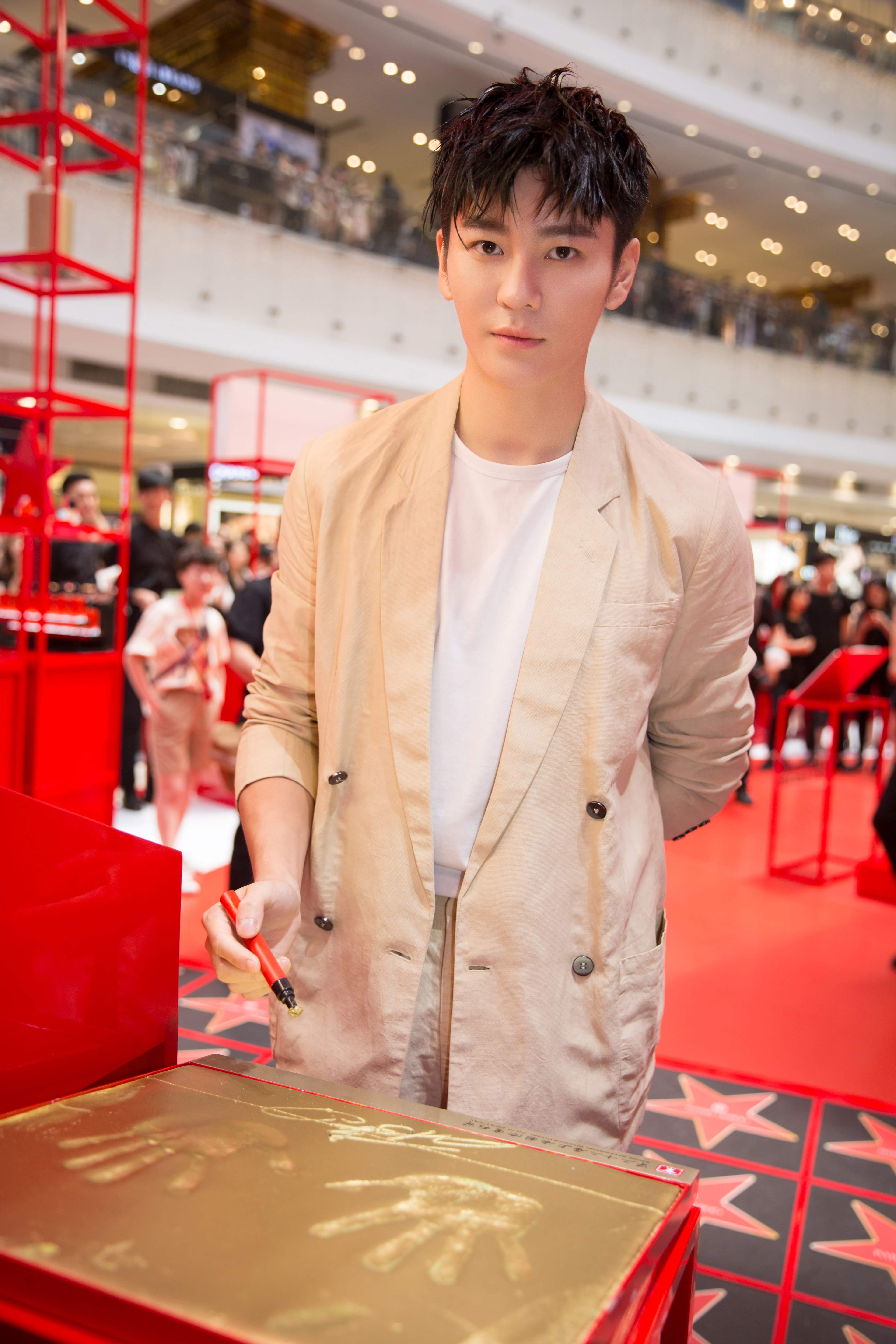 王嘉助力电影新生事业 优雅绅士亚新奖再启程