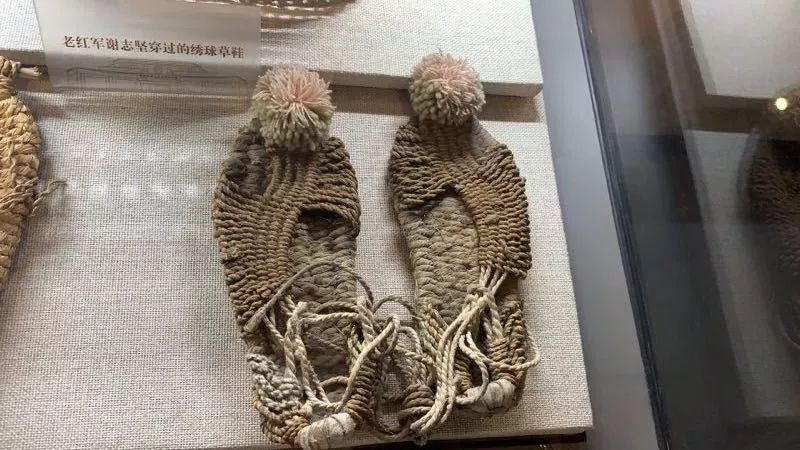 "于都中央红军长征出发纪念馆里,收藏了一双与众不同的草鞋.
