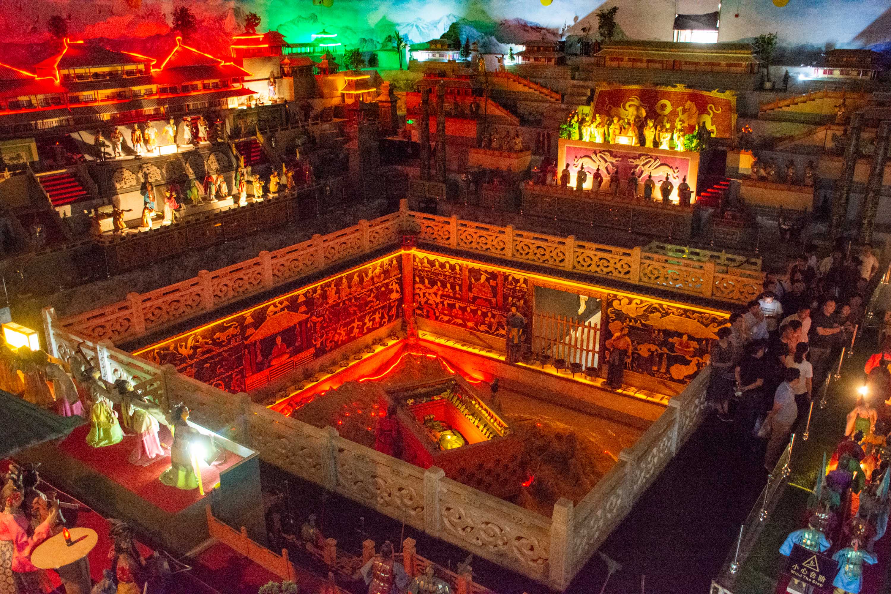 原创秦始皇陵用八十万人修三十九年两千年未发掘现由这个馆来揭秘