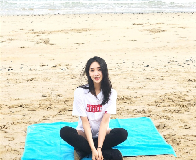 又有新作品体操舒思瑶沙滩穿短裤秀一字马网友沙子都进里面