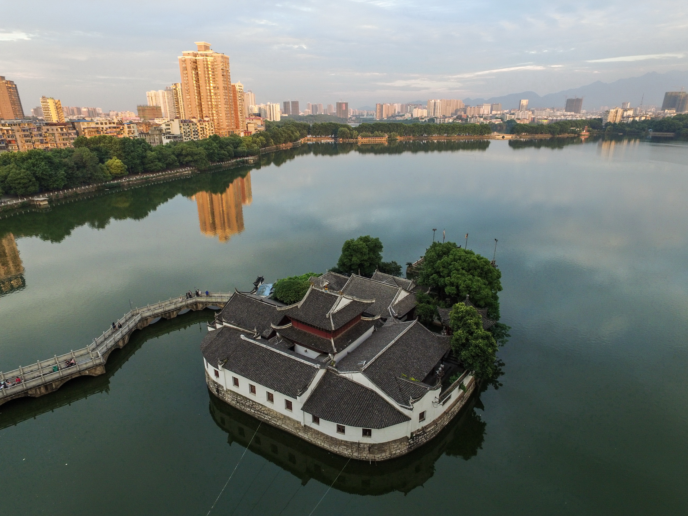 這是江西九江市煙水亭景色(2016年5月17日無人機拍攝).