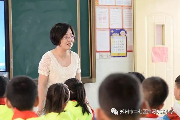 二七区人民政府区长苏建设为淮河东路小学河南省田园名班主任工作室驻