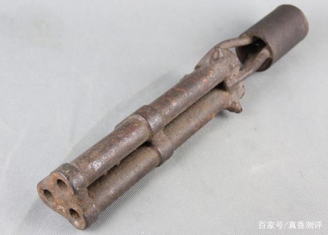 刚哥思来想去,觉得是参考了我国古代的三眼火铳.