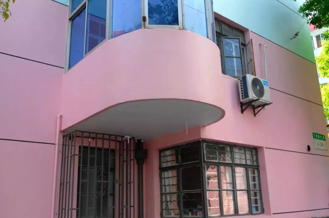 整新的变化住宅楼外立面:改造更新之前,这些老旧小区外墙面已老旧破损