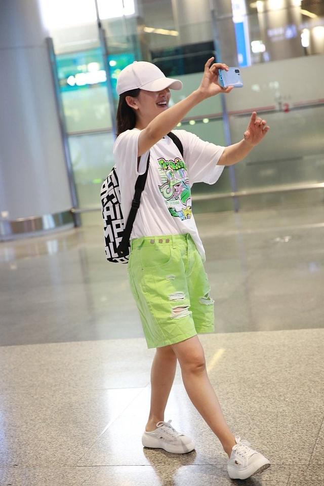 谢娜素颜穿绿裤衩秒变一米五,竟与粉丝机场"蹦迪"好嗨哟_女明星