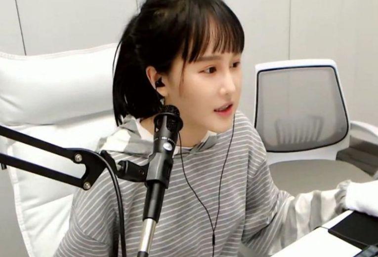 赵本山女儿大牌范十足,至少6名助理贴身保护,围观粉丝仅有1人_赵一涵